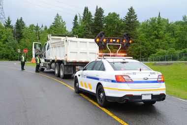 Controle routier patrouille verification Photo de deux contrôleurs routiers effectuant un contrôle sur route auprès d'un camionneur.