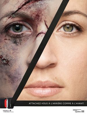 Affiche montrant une ceinture de sécurité qui sépare la moitié d’un visage accidenté et la moitié d’un visage vivant. Sur la ceinture, il est inscrit : « Attachez-vous à l’arrière comme à l’avant ».
