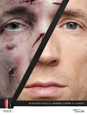 Message publicitaire montrant une ceinture de sécurité qui sépare la moitié d’un visage accidenté et la moitié d’un visage vivant. Sur la ceinture, il est inscrit : « Attachez-vous à l’arrière comme à l’avant ».