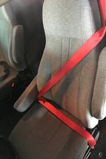 Image d’un siège d’un véhicule lourd muni d’une ceinture à haute visibilité.