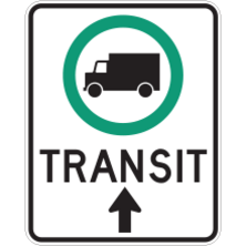 Panneau illustrant un camion entouré d’un cercle vert suivi du mot « TRANSIT » pour indiquer aux conducteurs de véhicules lourds circulant en transit de suivre le sens indiqué par les flèches. Panneau illustrant un camion entouré d’un cercle vert suivi du mot « TRANSIT » pour indiquer aux conducteurs de véhicules lourds circulant en transit de suivre le sens indiqué par les flèches.