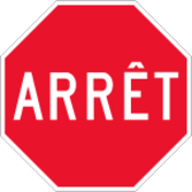 Panneau rouge de forme octogonale signifiant d’arrêter.