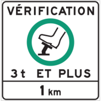 Panneau illustrant un pied sur une pédale de frein entouré d’un cercle vert pour signifier au conducteur d’un véhicule lourd dont la masse totale en charge est de 3&nbsp;000&nbsp;kg ou plus de vérifier l’état des freins de son véhicule en s’arrêtant à l’endroit indiqué dans 1&nbsp;km.