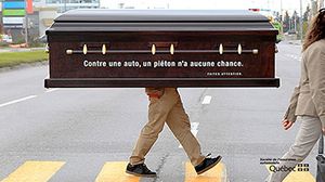 Photo du cercueil arborant le message « Contre un véhicule, un piéton n'a aucune chance. Faites attention »