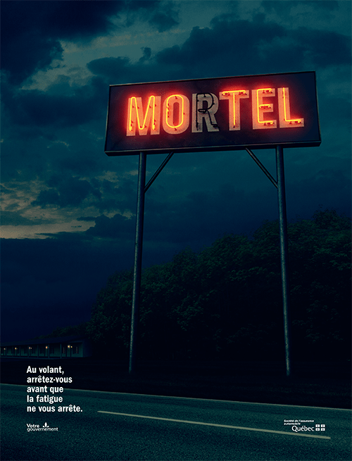 Le ciel est sombre et la nuit tombe. Un panneau publicitaire affiche le mot « Mortel » dont la lettre R est éteinte, affichant donc le mot « Motel ». Au volant, arrêtez-vous avant que la fatigue ne vous arrête.