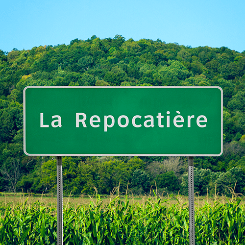Pancarte de bord de route en campagne avec l’inscription « La Repocatière ».