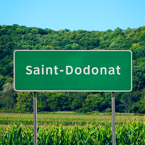 Pancarte de bord de route en campagne avec l’inscription « Saint-Dodonat ».