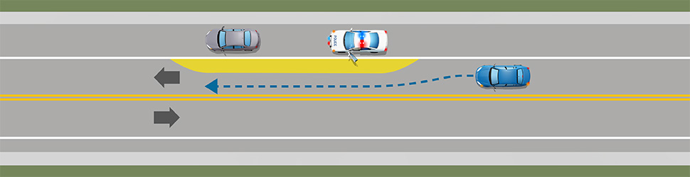 Illustration d’une route où un véhicule se déplace complètement à gauche dans la voie pour éviter le policier situé sur l’accotement
