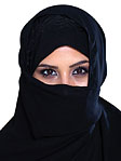Exemple d'une photo refusée d'une femme dont le visage est presque caché au complet par un couvre-chef religieux (un hijab)