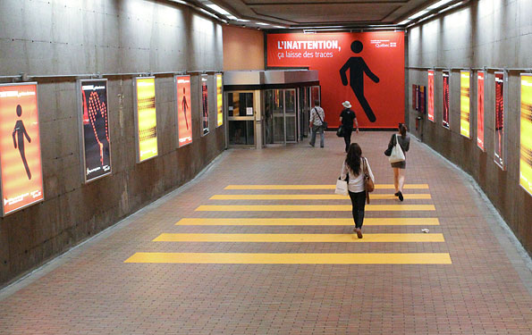 Photo d'une vue d'ensemble du couloir du 1000 De La Gauchetière avec tous les éléments de la campagne