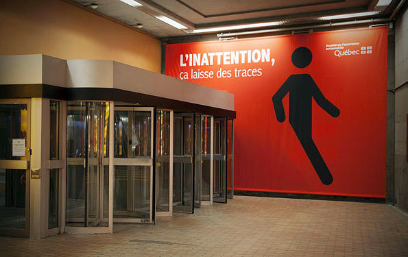 Photo de l'affiche murale de la campagne Piétons dans le couloir du 1000 De La Gauchetière