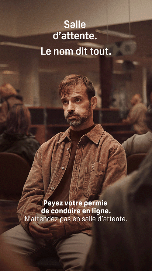Un homme patiente sur une chaise de la salle d’attente de la SAAQ. Il est écrit en surimpression « Salle d’attente. Le nom dit tout. Payez votre permis de conduire en ligne. N’attendez pas en salle d’attente. »