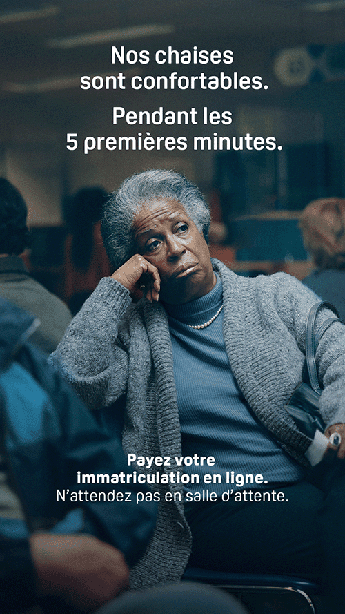 Une dame patiente sur une chaise de la salle d’attente de la SAAQ. Il est écrit en surimpression « Nos chaises sont confortables. Pendant les 5 premières minutes. Payez votre immatriculation en ligne. N’attendez pas en salle d’attente. »